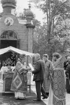 Presentation-of-Certificate-of-Appreciation-from-Bishop-Leanid-to-Andrzej-Askaldowicz-Consecration-of-New-Orthodox-Cemetery-Chapel-Ljenin-2019-2019237-4A