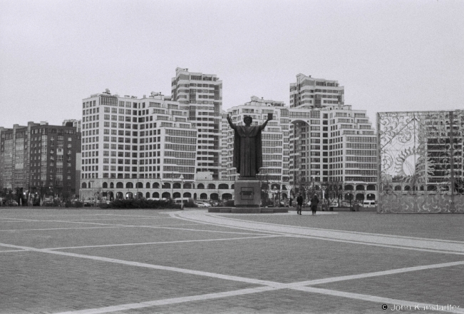 Statue-of-Frantsishak-Skaryna-in-front-of-Contemporary-Belarusian-Urban-Planning-Mjensk-2020-2020027_01A