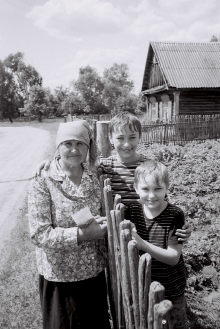 With-Their-Granny-in-the-Village-Maladzjelchytsy-2012-2012122-2A