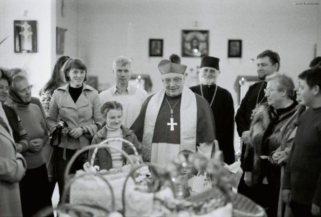 archbishop-kandrusjevich-blessing-easter-bread-mjensk-2009