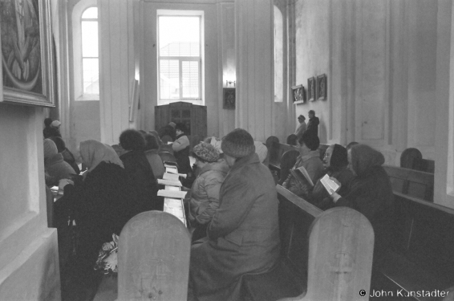 awaiting-maundy-thursday-mass-ljepjel-2007-2007142-04