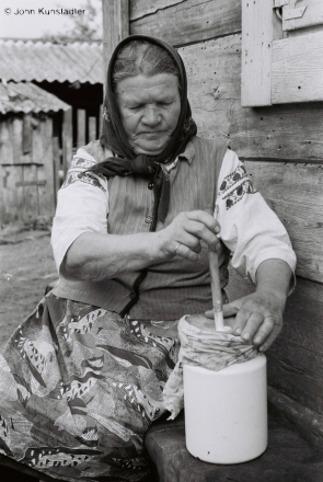 churning-butter-tsjerablichy-2011-2011161-24