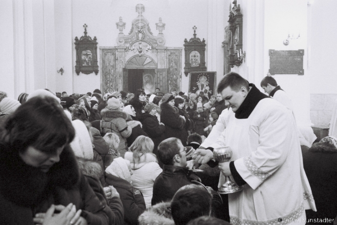 communion-easter-morning-mass-iuje-f11800122013068a