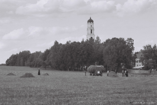 gathering-hay-pustynski-monastery-2013-2013279-24a