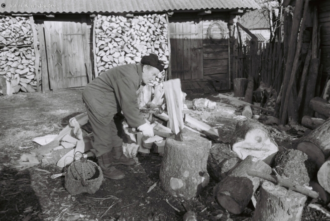 granddad-ivan-chopping-wood-tsjerablichy-2011