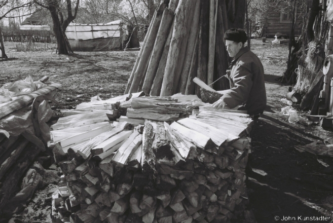 granddad-ivan-stacking-wood-tsjerablichy-2011