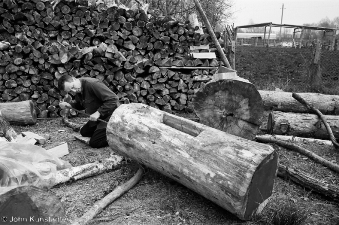 hollowing-out-a-new-beehive-tsjerablichy-2009-2009078-17