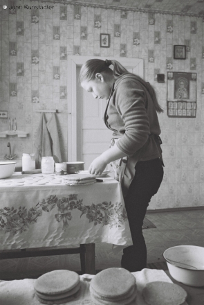 interior-light-xii-tanja-making-cakes-tsjerablichy-2012-2012021-f1160029